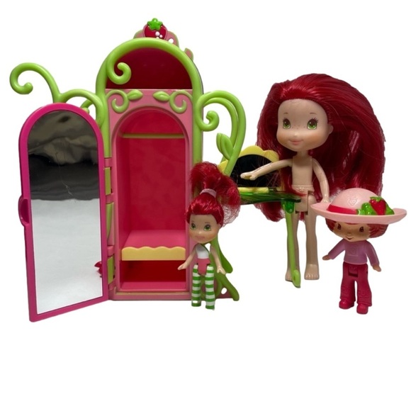 Strawberry Shortcake Wardrobe & 3 Dolls - Picture 1 of 16